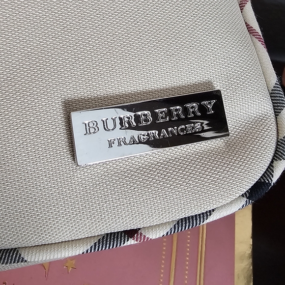 Burberry Fragrances Cream Nova Check Travel Toiletries Case EUC - Picture 14 of 14